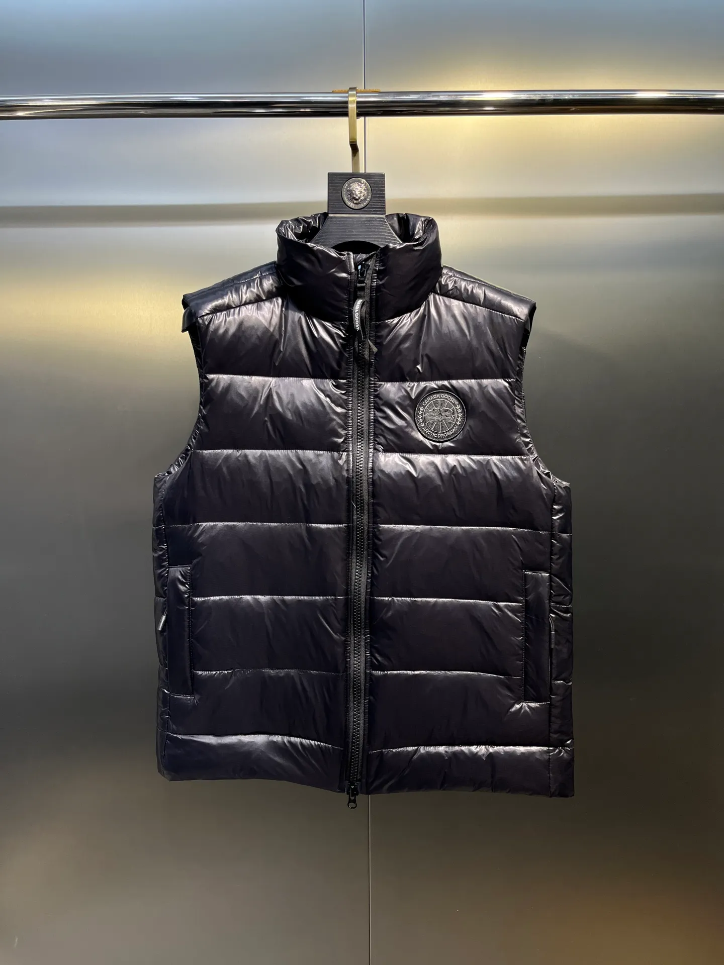 P560 Canadian brand CanadaGoose men's and women's CROFTON lightweight down vest 2229M DWR water-repellent treatment WindWall windproof fabric 700 fleece filling original mold opening details one to one production The upper body effect is stunning Exclusively available on the Xiaohongshu purchasing platform The highest version on the market Size: XS S M L XL XXL